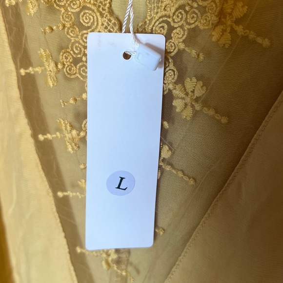 Yellow Lace Trim V-Neck Women's Top Size Large - Picture 6 of 7